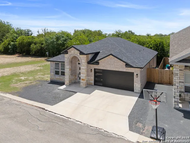 109 Sutton PL Uvalde, TX 78801