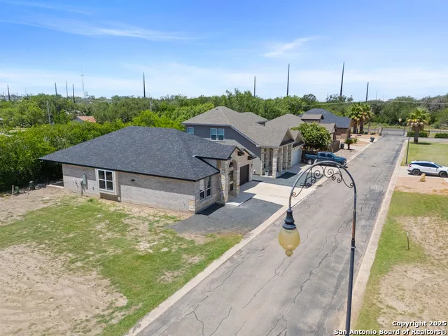 109 Sutton PL Uvalde, TX 78801