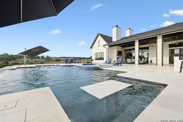 1051 Cattlemans Crossing Dr Kerrville, TX 78028