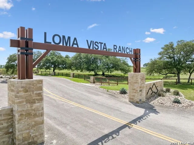 1051 Cattlemans Crossing Dr Kerrville, TX 78028