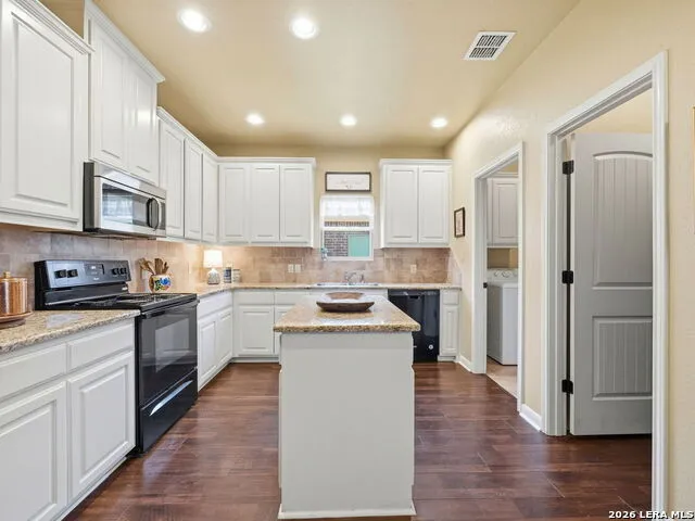 225 Greenway Dr Seguin, TX 78155
