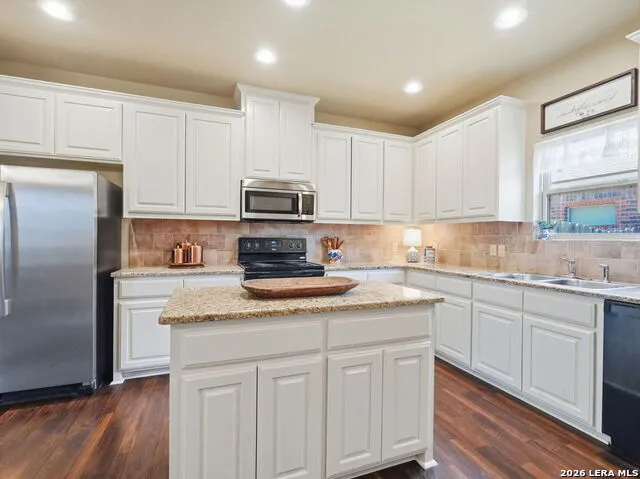 225 Greenway Dr Seguin, TX 78155