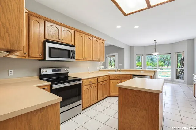 1220 Country View Dr., La Vernia, TX 78121