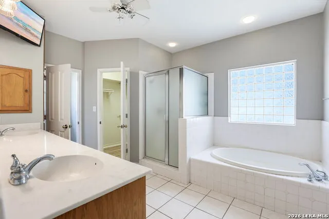 1220 Country View Dr., La Vernia, TX 78121