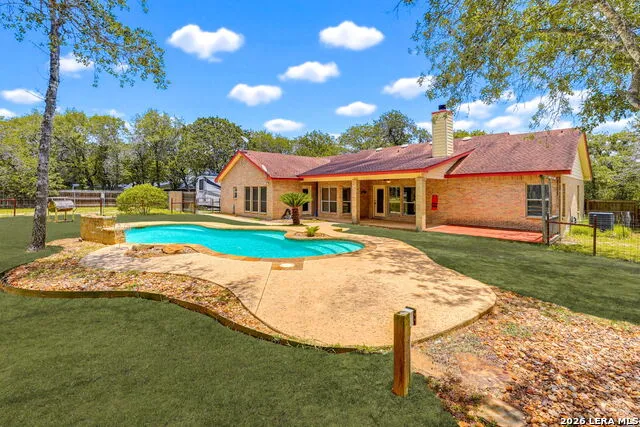 1220 Country View Dr., La Vernia, TX 78121