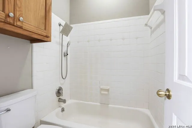 1220 Country View Dr., La Vernia, TX 78121