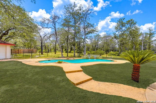 1220 Country View Dr., La Vernia, TX 78121
