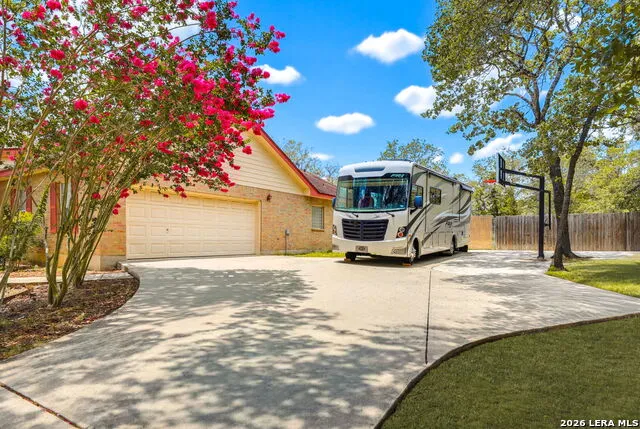 1220 Country View Dr., La Vernia, TX 78121