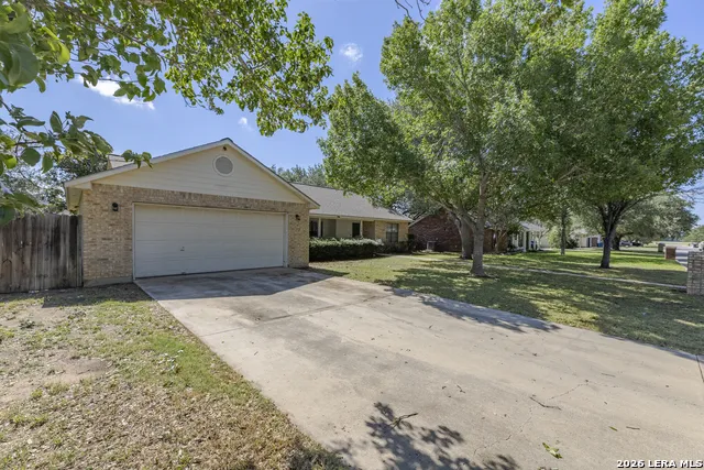 126 WOODLAND DR Pleasanton, TX 78064