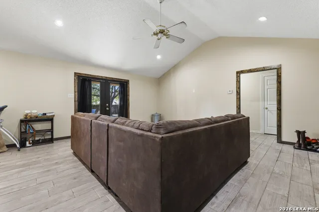 126 WOODLAND DR Pleasanton, TX 78064