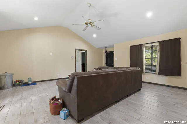 126 WOODLAND DR Pleasanton, TX 78064