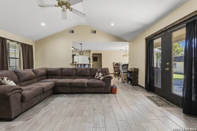 126 WOODLAND DR Pleasanton, TX 78064