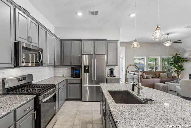 8512 REGUSCI GRV Boerne, TX 78015