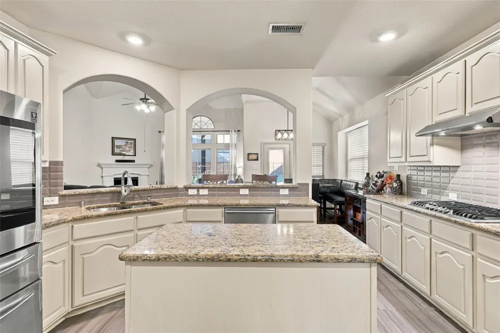2912 Alta Grand Prairie, TX 75054