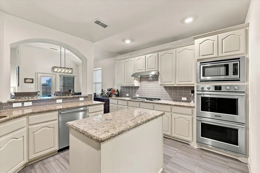 2912 Alta Grand Prairie, TX 75054