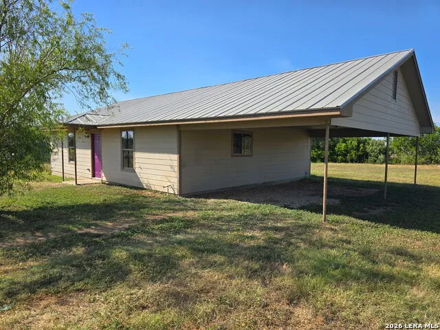 4004 Hwy 173 N Devine, TX 78016