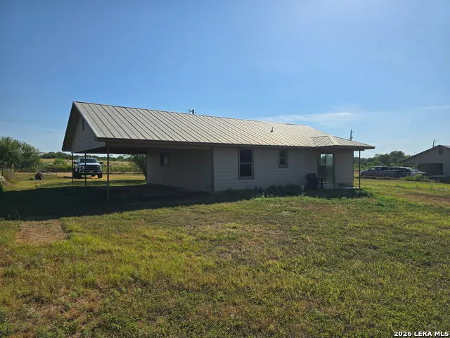 4004 Hwy 173 N Devine, TX 78016