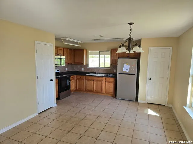 4004 Hwy 173 N Devine, TX 78016