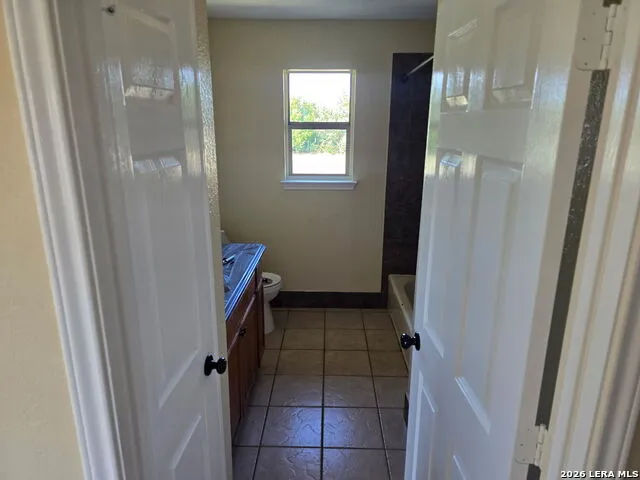 4004 Hwy 173 N Devine, TX 78016