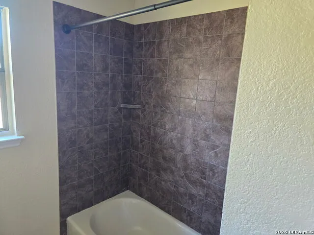 4004 Hwy 173 N Devine, TX 78016