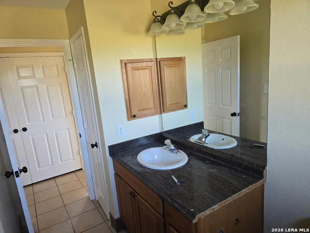 4004 Hwy 173 N Devine, TX 78016