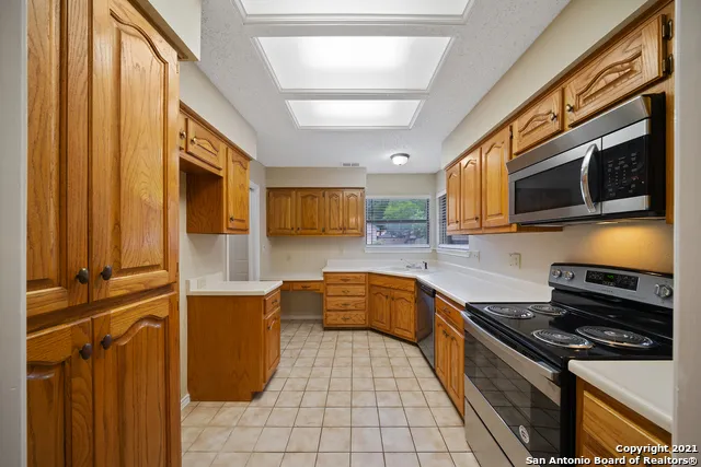 118 GOLDEN WAY Universal City, TX 78148