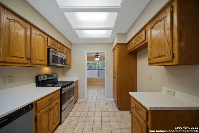 118 GOLDEN WAY Universal City, TX 78148