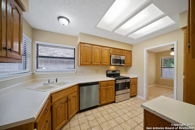 118 GOLDEN WAY Universal City, TX 78148