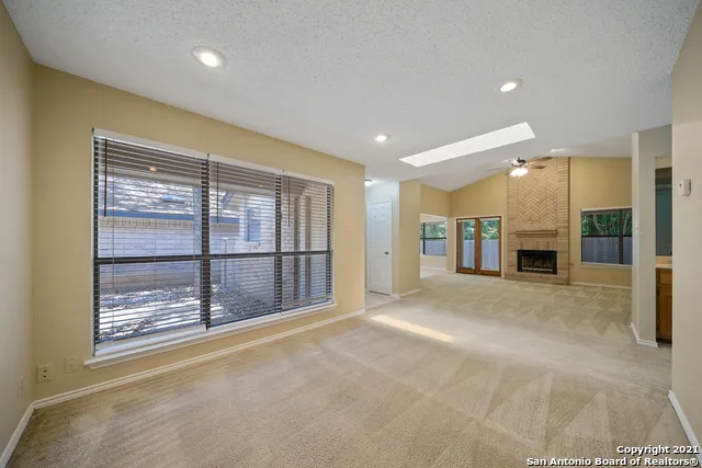 118 GOLDEN WAY Universal City, TX 78148