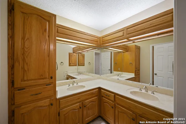 118 GOLDEN WAY Universal City, TX 78148