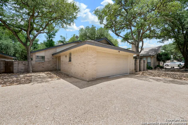 118 GOLDEN WAY Universal City, TX 78148
