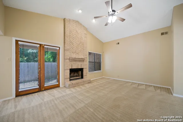 118 GOLDEN WAY Universal City, TX 78148
