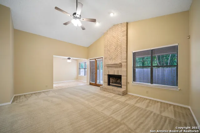 118 GOLDEN WAY Universal City, TX 78148