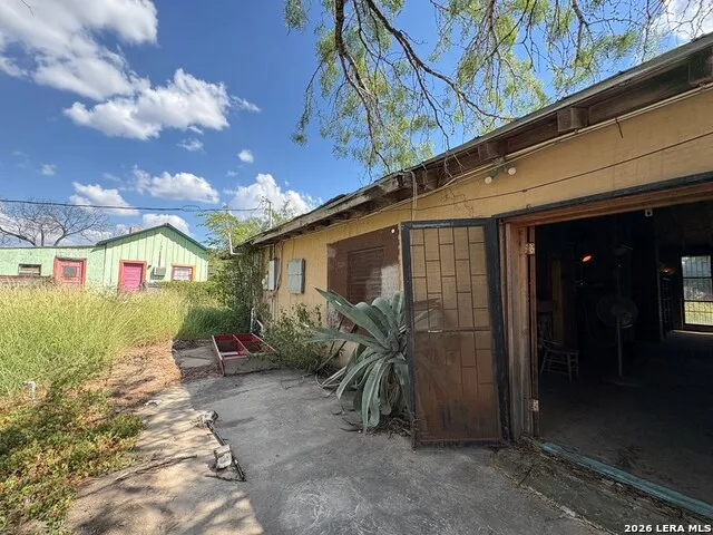 451 E Hwy 57 LaPryor, TX 78872