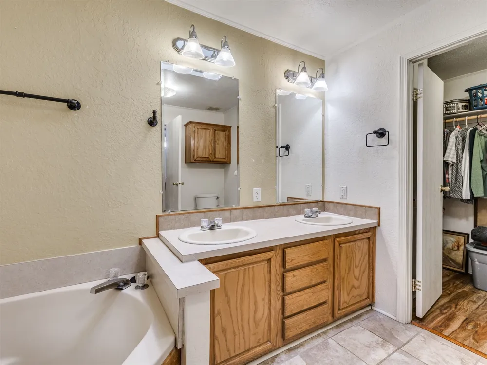 417861 E Branum S Checotah, OK 74426