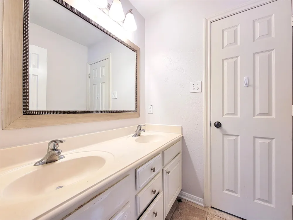 17715 Laguna Trail Drive Houston, TX 77095