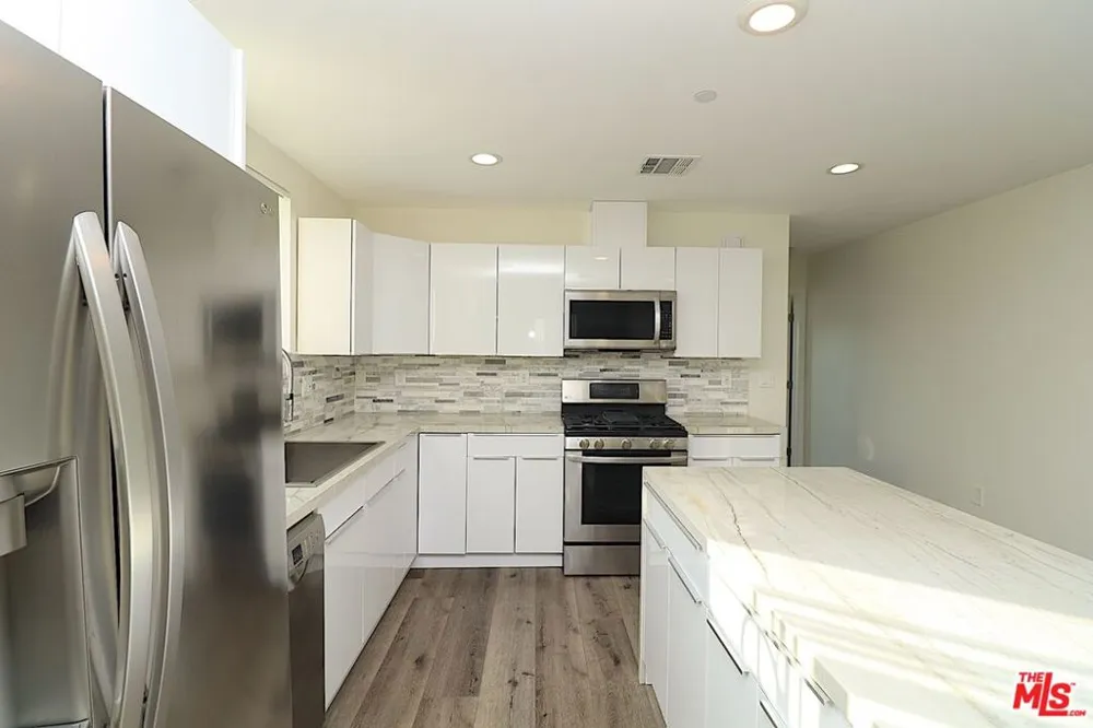 2121 S Burnside Avenue #2123 1/2 Los Angeles, CA 90016