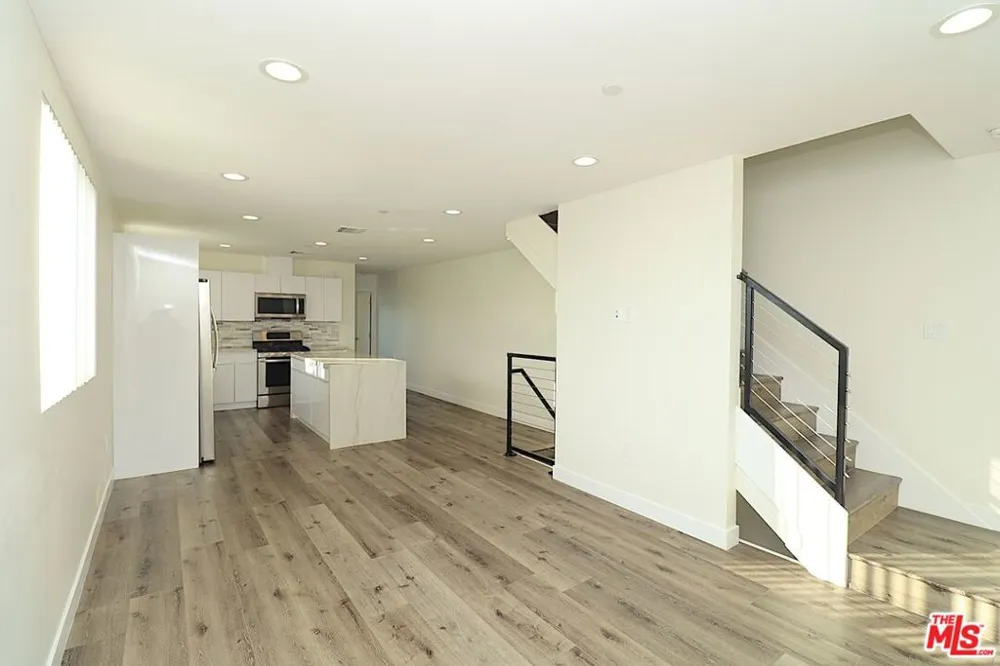2121 S Burnside Avenue #2123 1/2 Los Angeles, CA 90016