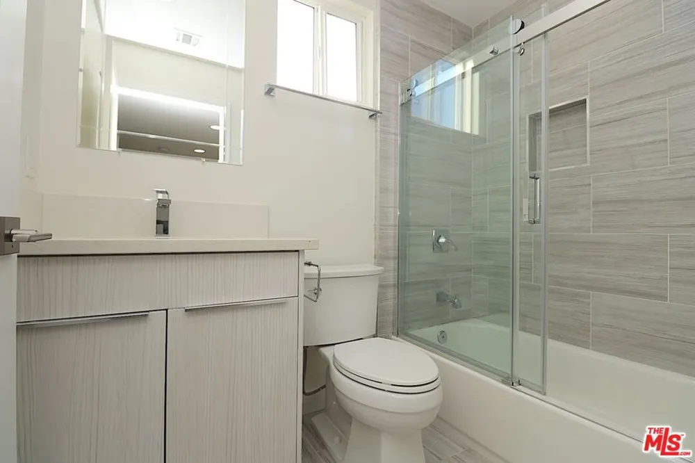 2121 S Burnside Avenue #2123 1/2 Los Angeles, CA 90016