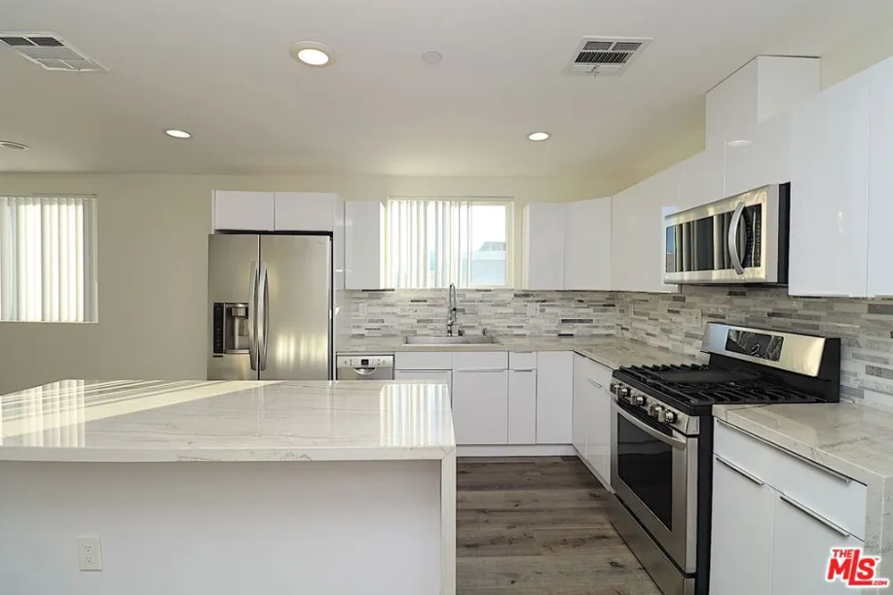 2121 S Burnside Avenue #2123 1/2 Los Angeles, CA 90016