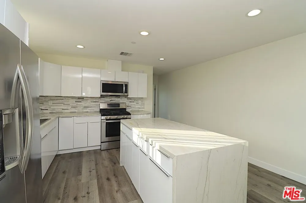 2121 S Burnside Avenue #2123 1/2 Los Angeles, CA 90016