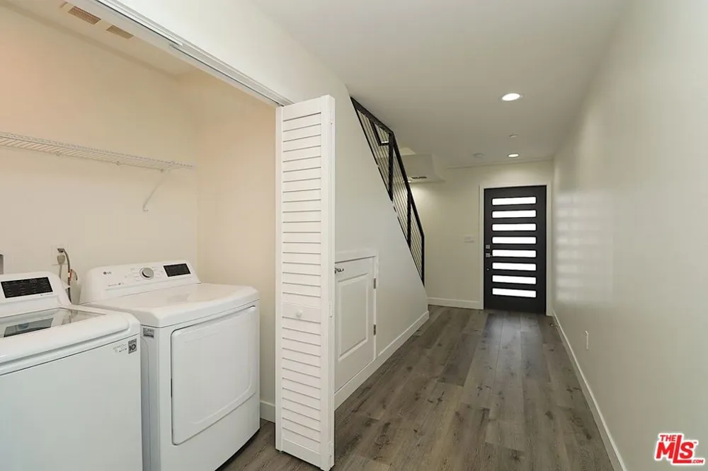 2121 S Burnside Avenue #2123 1/2 Los Angeles, CA 90016