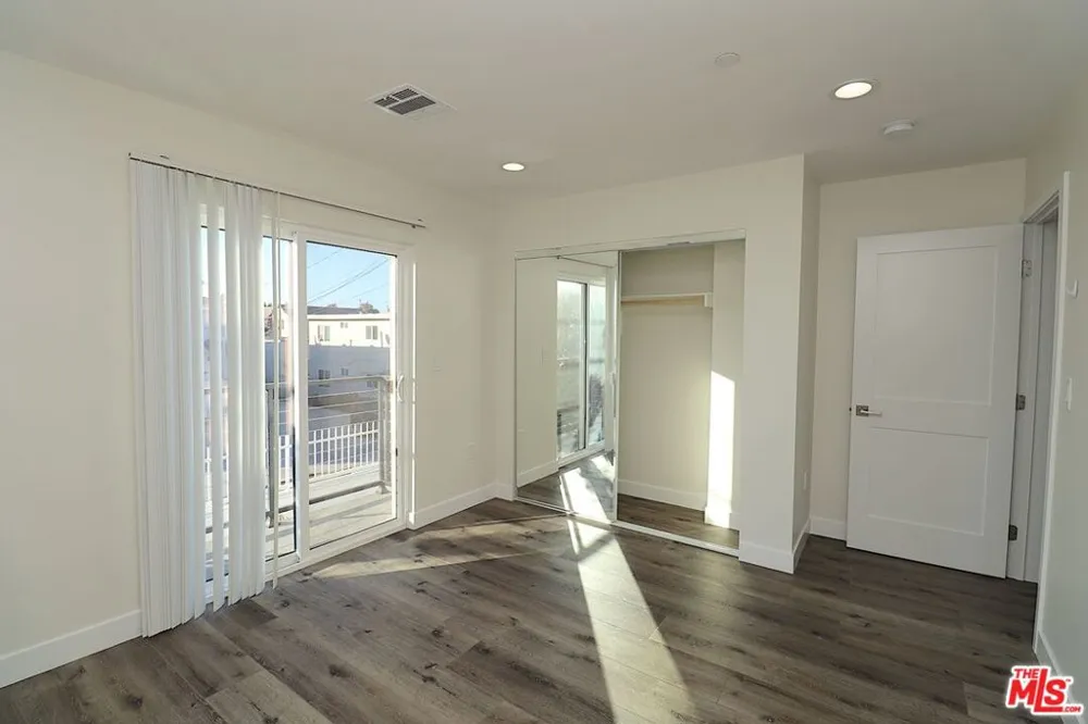 2121 S Burnside Avenue #2123 1/2 Los Angeles, CA 90016