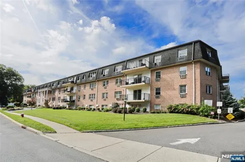 550 Fairview Avenue 302