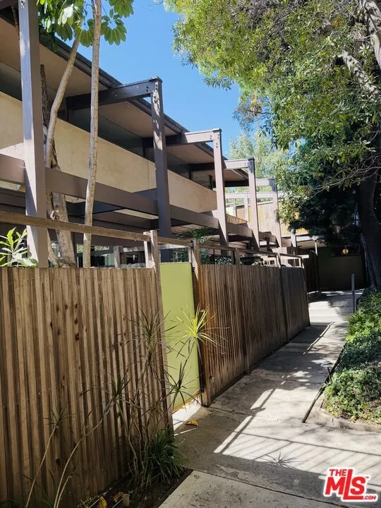 2000 Ivar Avenue #2 Los Angeles, CA 90068