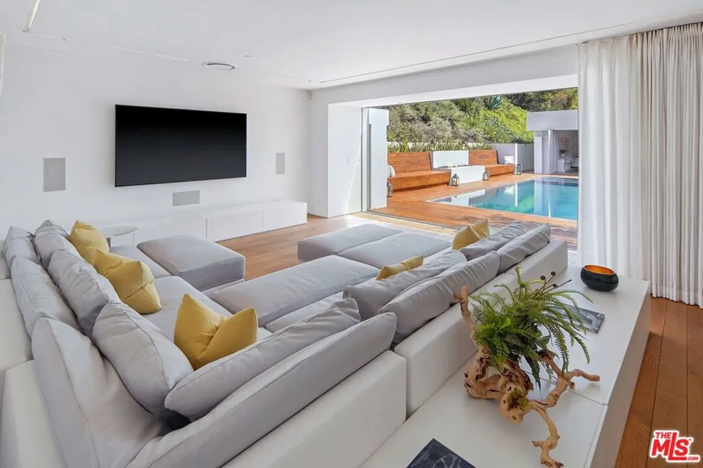 1106 Hillcrest Road Beverly Hills, CA 90210