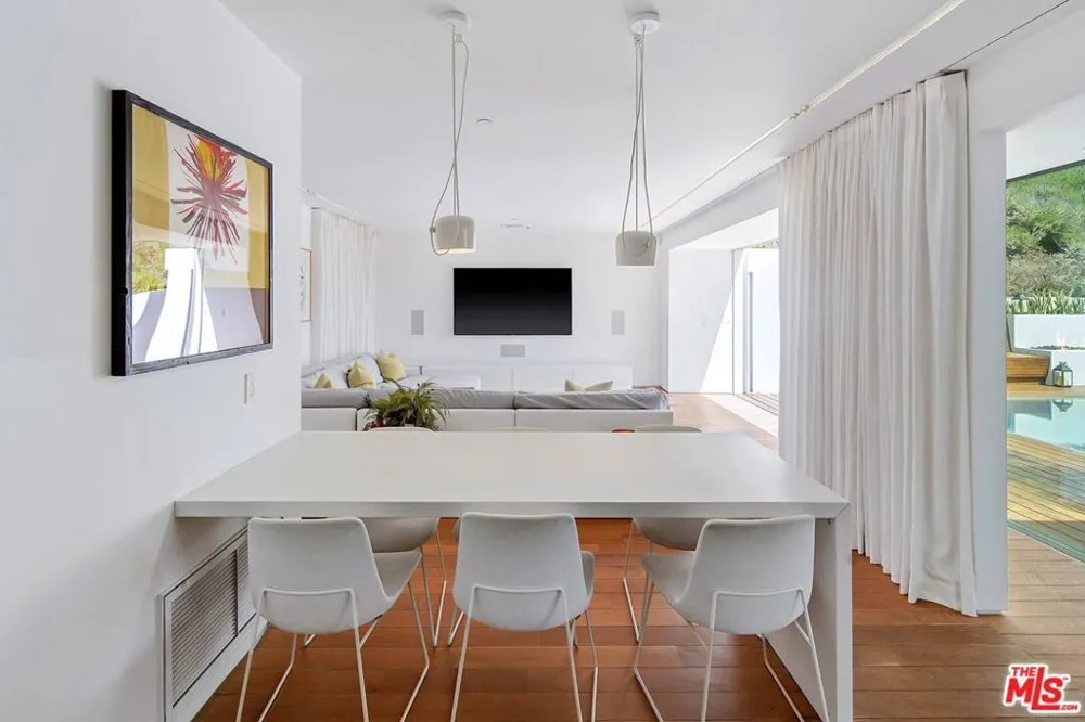 1106 Hillcrest Road Beverly Hills, CA 90210