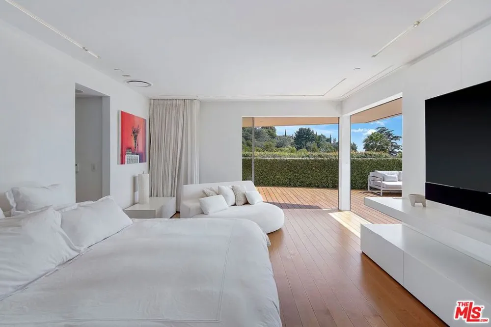 1106 Hillcrest Road Beverly Hills, CA 90210