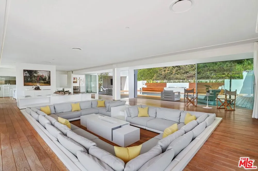 1106 Hillcrest Road Beverly Hills, CA 90210