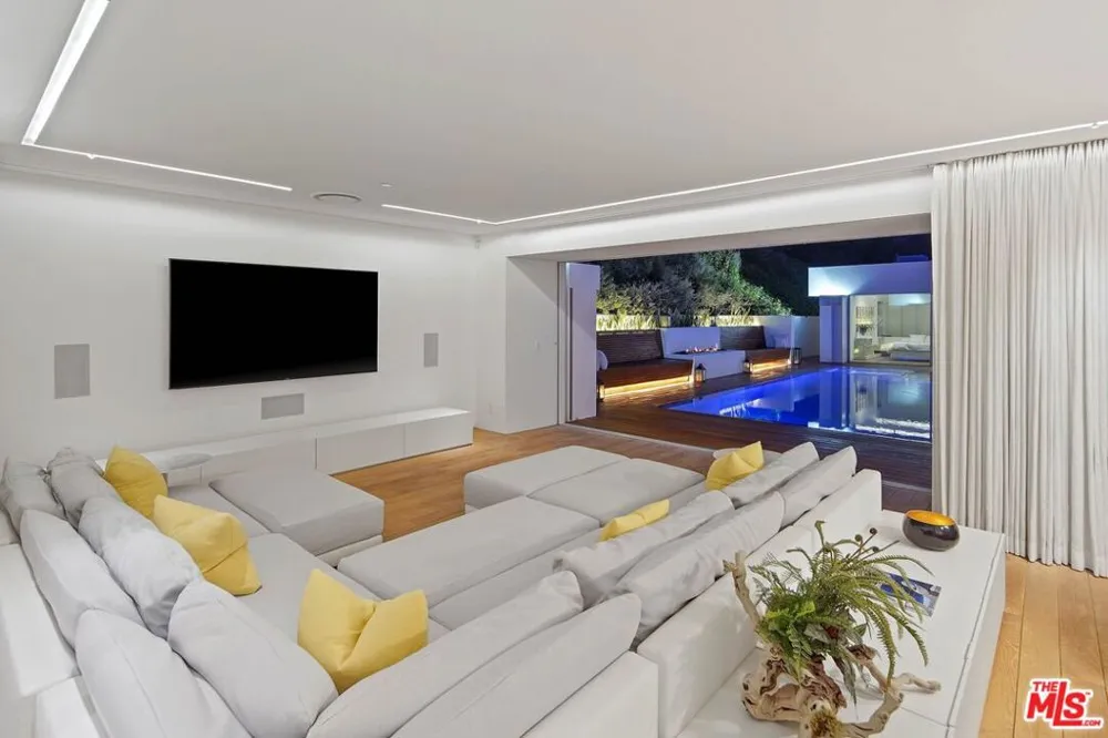 1106 Hillcrest Road Beverly Hills, CA 90210